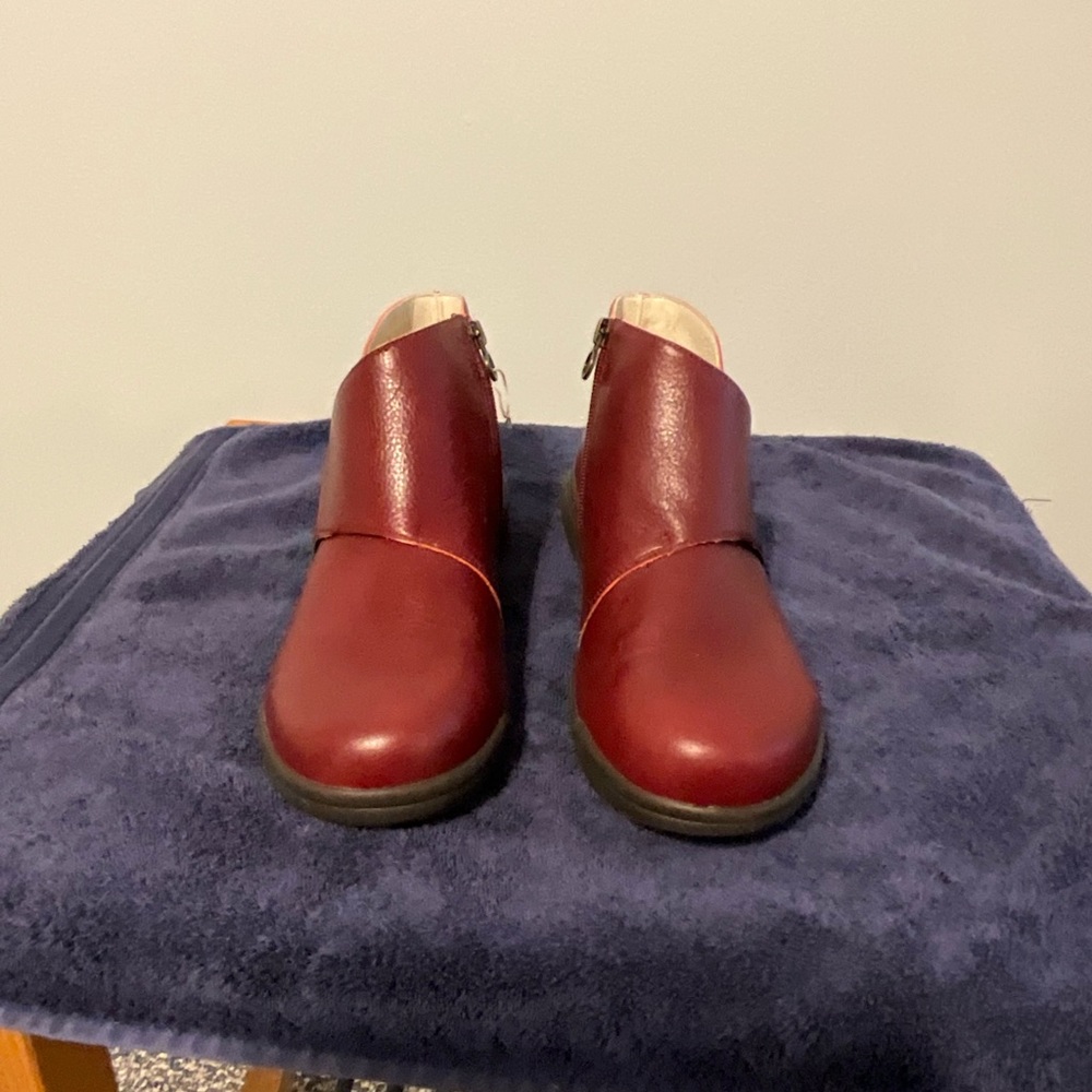 Women’s  Jambu. Leather water resistant. Size 8M  Dark Berry Color . Never worn